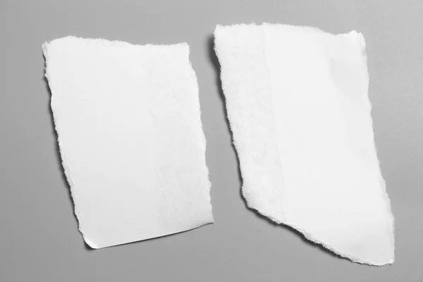 Wit Gescheurd Papier Grijze Achtergrond Inzamelpapier Rip — Stockfoto