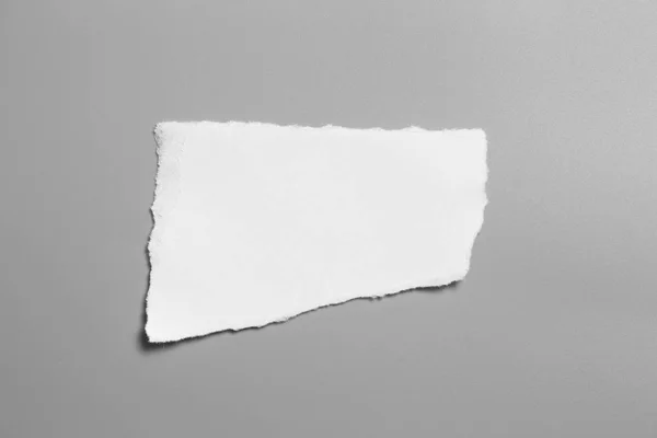 Weißes Zerrissenes Papier Auf Grauem Hintergrund Abzocke Bei Sammelpapier — Stockfoto