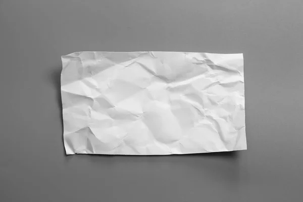 空白の肖像モックアップしわくちゃ紙 パンフレット雑誌グレー 変わりやすい背景に分離されて灰色に分離されたホワイト ペーパー — ストック写真