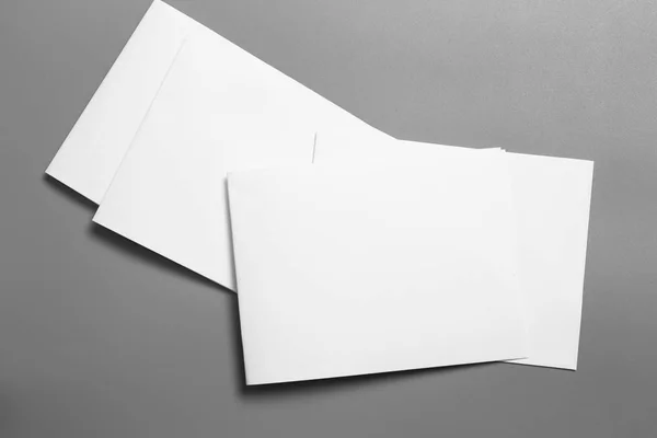 空白の肖像モックアップの紙 パンフレット雑誌グレー 変わりやすい背景に分離されて灰色に分離されたホワイト ペーパー — ストック写真