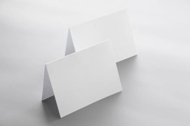 Boş dikey A4. gri, değiştirilebilir arka plan izole broşür dergi / beyaz kağıt izole gri üzerine