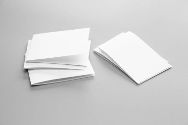 Boş dikey A4. gri, değiştirilebilir arka plan izole broşür dergi / beyaz kağıt izole gri üzerine