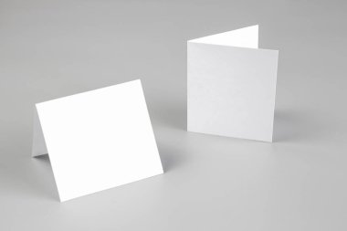 Boş dikey A4. gri, değiştirilebilir arka plan izole broşür dergi / beyaz kağıt izole gri üzerine