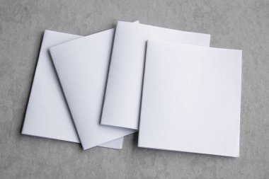 Boş portre mock-up kağıt. gri, değiştirilebilir arka plan izole broşür dergi / beyaz gri çimento zemin üzerinde izole kağıt.