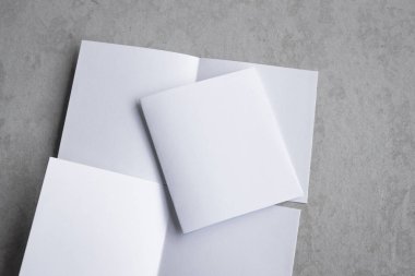 Boş portre mock-up kağıt. gri, değiştirilebilir arka plan izole broşür dergi / beyaz gri çimento zemin üzerinde izole kağıt.