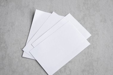 Boş portre mock-up kağıt. gri, değiştirilebilir arka plan izole broşür dergi / beyaz gri çimento zemin üzerinde izole kağıt.