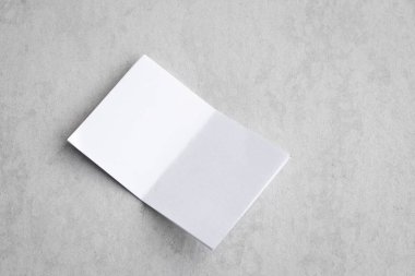 Boş portre mock-up kağıt. gri, değiştirilebilir arka plan izole broşür dergi / beyaz gri çimento zemin üzerinde izole kağıt.