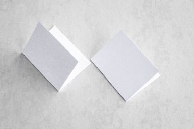 Boş portre mock-up kağıt. gri, değiştirilebilir arka plan izole broşür dergi / beyaz gri çimento zemin üzerinde izole kağıt.