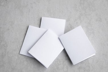 Boş portre mock-up kağıt. gri, değiştirilebilir arka plan izole broşür dergi / beyaz gri çimento zemin üzerinde izole kağıt.