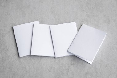 Boş portre mock-up kağıt. gri, değiştirilebilir arka plan izole broşür dergi / beyaz gri çimento zemin üzerinde izole kağıt.