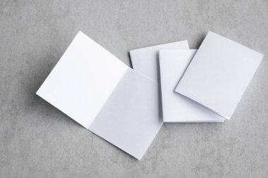 Boş portre mock-up kağıt. gri, değiştirilebilir arka plan izole broşür dergi / beyaz kağıt izole gri üzerine