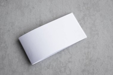 Boş portre mock-up kağıt. gri, değiştirilebilir arka plan izole broşür dergi / beyaz gri çimento zemin üzerinde izole kağıt.