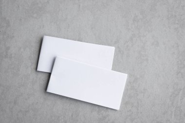 Boş portre mock-up kağıt. gri, değiştirilebilir arka plan izole broşür dergi / beyaz gri çimento zemin üzerinde izole kağıt.