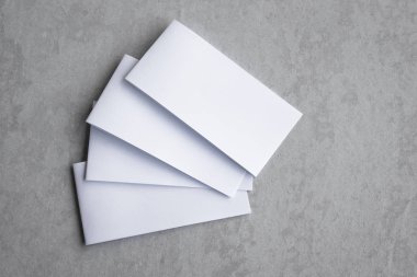 Boş portre mock-up kağıt. gri, değiştirilebilir arka plan izole broşür dergi / beyaz gri çimento zemin üzerinde izole kağıt.