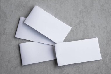 Boş portre mock-up kağıt. gri, değiştirilebilir arka plan izole broşür dergi / beyaz gri çimento zemin üzerinde izole kağıt.