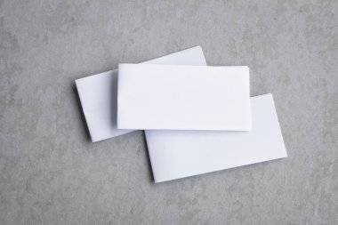 Boş portre mock-up kağıt. gri, değiştirilebilir arka plan izole broşür dergi / beyaz kağıt izole gri üzerine