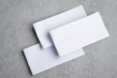 Boş portre mock-up kağıt. gri, değiştirilebilir arka plan izole broşür dergi / beyaz kağıt izole gri üzerine