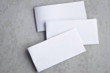 Boş portre mock-up kağıt. gri, değiştirilebilir arka plan izole broşür dergi / beyaz kağıt izole gri üzerine