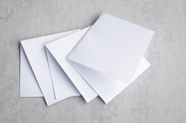 Boş portre mock-up kağıt. gri, değiştirilebilir arka plan izole broşür dergi / beyaz kağıt izole gri üzerine