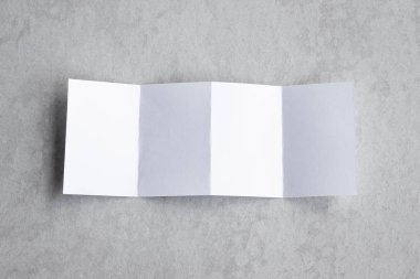 Boş portre mock-up kağıt. gri, değiştirilebilir arka plan izole broşür dergi / beyaz kağıt izole gri üzerine