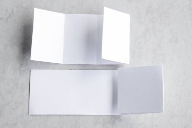 Boş portre mock-up kağıt. gri, değiştirilebilir arka plan izole broşür dergi / beyaz kağıt izole gri üzerine
