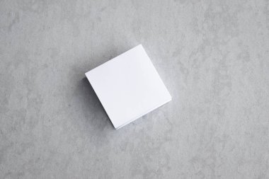 Boş portre mock-up kağıt. gri, değiştirilebilir arka plan izole broşür dergi / beyaz kağıt izole gri üzerine