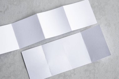 Boş portre mock-up kağıt. gri, değiştirilebilir arka plan izole broşür dergi / beyaz kağıt izole gri üzerine