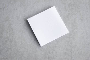 Boş portre mock-up kağıt. gri, değiştirilebilir arka plan izole broşür dergi / beyaz kağıt izole gri üzerine