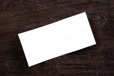 Boş portre mock-up kağıt. Broşür dergi izole kahverengi ahşap masa, değiştirilebilir arka plan / beyaz kağıt ağaç izole