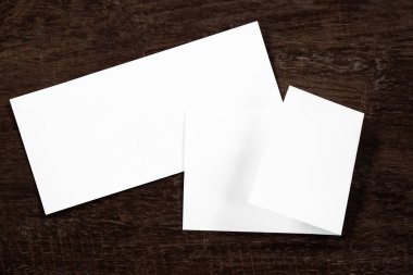 Boş portre mock-up kağıt. Broşür dergi izole kahverengi ahşap masa, değiştirilebilir arka plan / beyaz kağıt ağaç izole