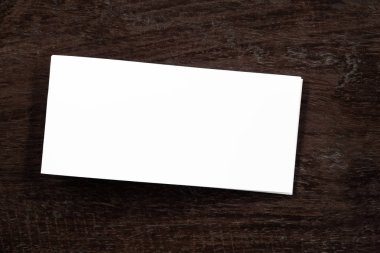 Boş portre mock-up kağıt. Broşür dergi izole kahverengi ahşap masa, değiştirilebilir arka plan / beyaz kağıt ağaç izole