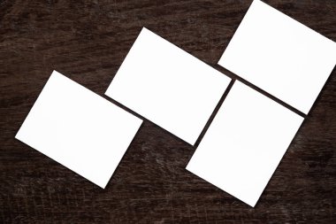 Boş portre mock-up kağıt. Broşür dergi izole kahverengi ahşap masa, değiştirilebilir arka plan / beyaz kağıt ağaç izole