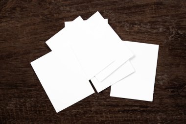 Boş portre mock-up kağıt. Broşür dergi izole kahverengi ahşap masa, değiştirilebilir arka plan / beyaz kağıt ağaç izole