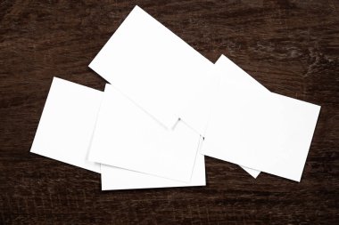 Boş portre mock-up kağıt. Broşür dergi izole kahverengi ahşap masa, değiştirilebilir arka plan / beyaz kağıt ağaç izole