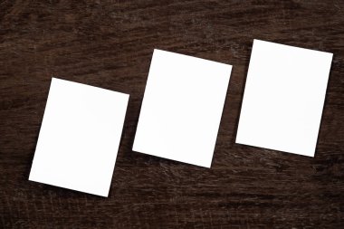 Boş portre mock-up kağıt. Broşür dergi izole kahverengi ahşap masa, değiştirilebilir arka plan / beyaz kağıt ağaç izole