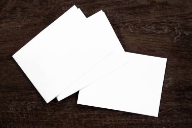 Boş portre mock-up kağıt. Broşür dergi izole kahverengi ahşap masa, değiştirilebilir arka plan / beyaz kağıt ağaç izole