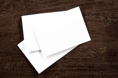 Boş portre mock-up kağıt. Broşür dergi izole kahverengi ahşap masa, değiştirilebilir arka plan / beyaz kağıt ağaç izole