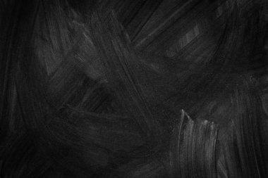 Siyah karatahtadan silinmiş tebeşir.