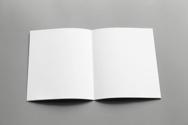 Boş portre mock-up kağıt. gri, değiştirilebilir arka plan izole broşür dergi / beyaz kağıt izole gri üzerine