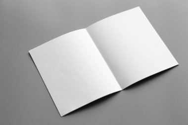 Boş portre mock-up kağıt. gri, değiştirilebilir arka plan izole broşür dergi / beyaz kağıt izole gri üzerine