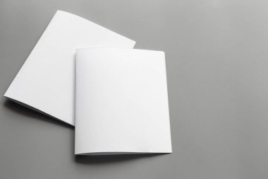 Boş portre mock-up kağıt. gri, değiştirilebilir arka plan izole broşür dergi / beyaz kağıt izole gri üzerine