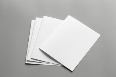 Boş portre mock-up kağıt. gri, değiştirilebilir arka plan izole broşür dergi / beyaz kağıt izole gri üzerine