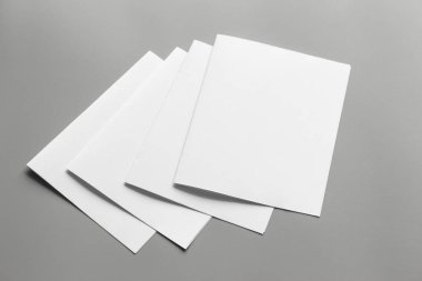 Boş portre mock-up kağıt. gri, değiştirilebilir arka plan izole broşür dergi / beyaz kağıt izole gri üzerine