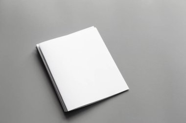 Boş portre mock-up kağıt. gri, değiştirilebilir arka plan izole broşür dergi / beyaz kağıt izole gri üzerine
