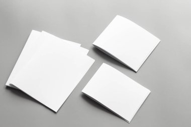 Boş portre mock-up kağıt. gri, değiştirilebilir arka plan izole broşür dergi / beyaz kağıt izole gri üzerine
