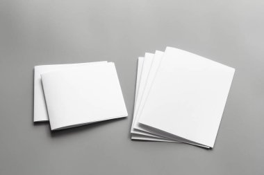 Boş portre mock-up kağıt. gri, değiştirilebilir arka plan izole broşür dergi / beyaz kağıt izole gri üzerine