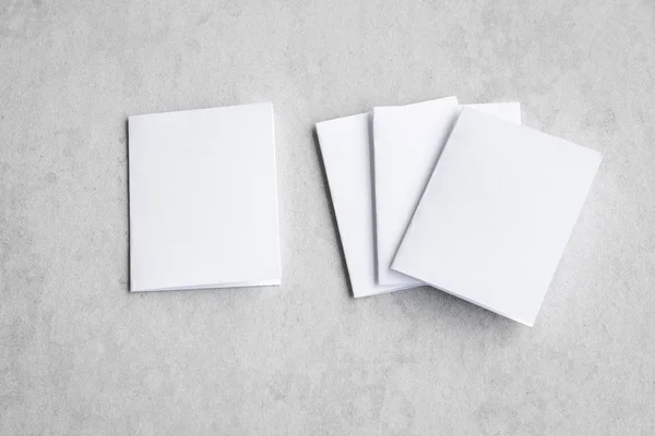空白纵向模型纸 在灰色 多变的背景上隔离的小册子杂志 在灰色水泥背景上隔离的白皮书 — 图库照片