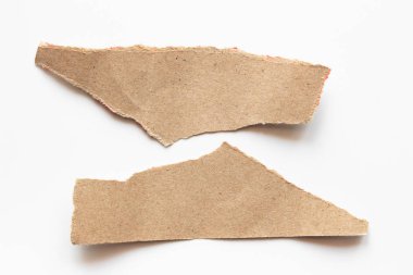 Kahverengi doku kağıt beyaz arka plan üzerinde yırtık oluklu. karton sayfasının arka planı olarak kullanılan RIP .