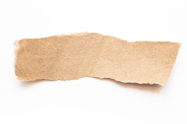 Kahverengi doku kağıt beyaz arka plan üzerinde yırtık oluklu. karton sayfasının arka planı olarak kullanılan RIP .