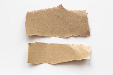 Kahverengi doku kağıt beyaz arka plan üzerinde yırtık oluklu. karton sayfasının arka planı olarak kullanılan RIP .